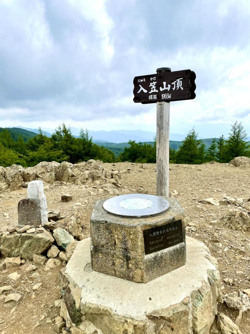 山頂に到着。曇ってきました。