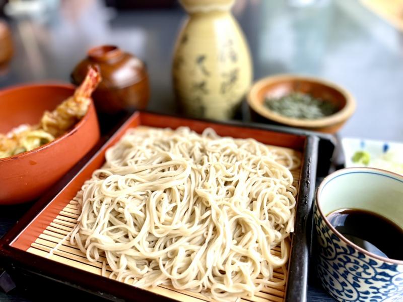 お昼は立石公園近くのそば処「登美」で、諏訪湖を眺めながら。