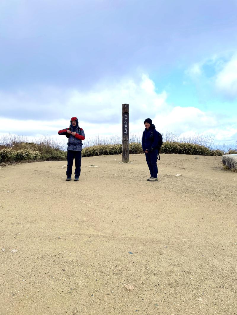 六甲最高峰931m。雪が降り、風も強い･･･。