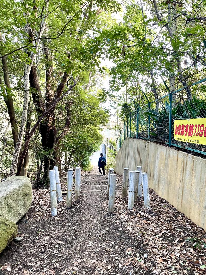 城山登山口へ到着。住宅街を通って阪急芦屋川駅へ。お疲れ様でした。