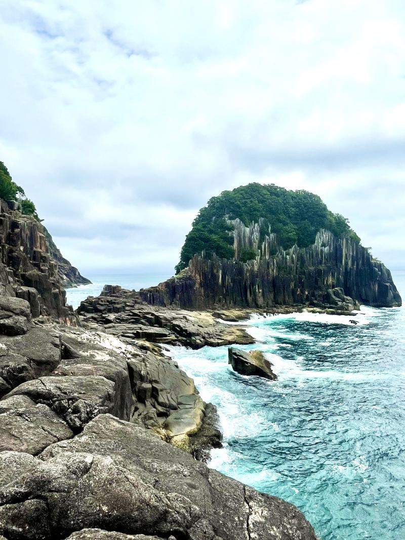 断崖絶壁をつくる岩の柱（柱状節理）。圧巻です！！！