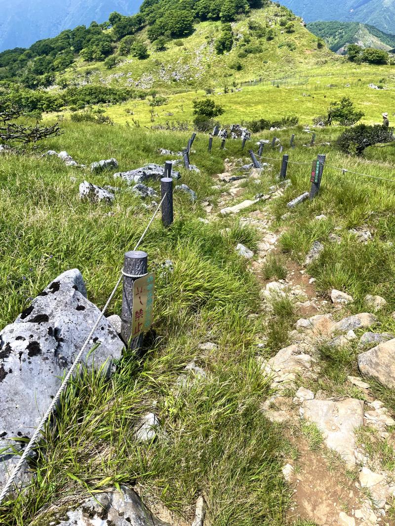 東登山道コースは登山靴の装備が必要