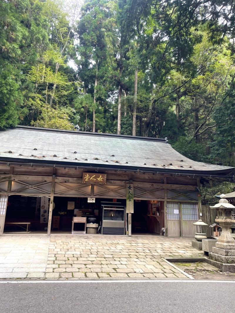 不動坂口女人堂。女性のために設けられていた参籠所で、唯一残っている女人堂です。