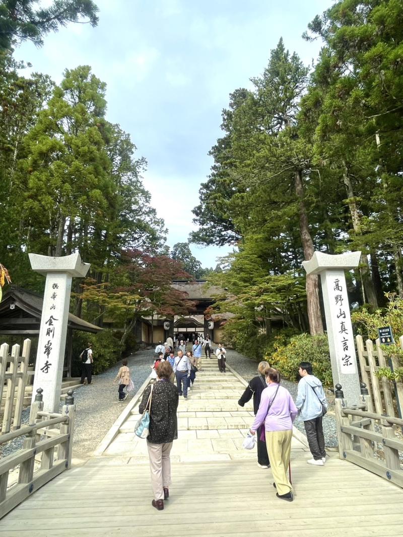 高野山真言宗の総本山『金剛峯寺』の正門です。たくさんの人がいます。