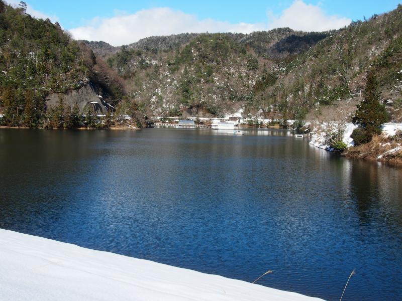 ダム湖はこんな感じ。奥にワカサギ釣りのドームの釣り場が見えます。