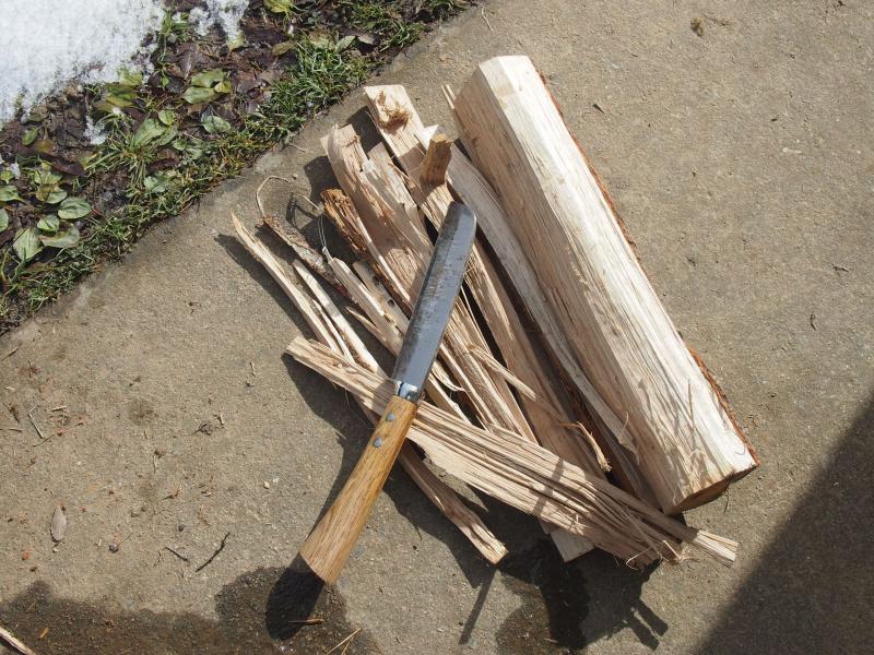 道具のセッティングが終わったら薪の準備。大ぶりのまきだったので、鉈でまきわり。コツをつかむと簡単です。