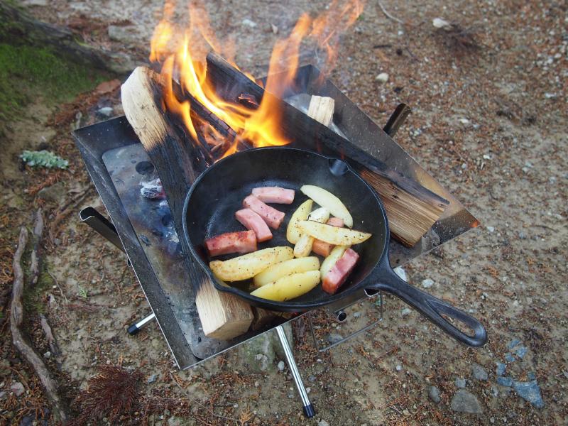 せっかくの料理が冷えてきちゃったので焚火に突っ込むの図。ゆっくり焼きながら食べられます。こうゆうのいいっしょ？