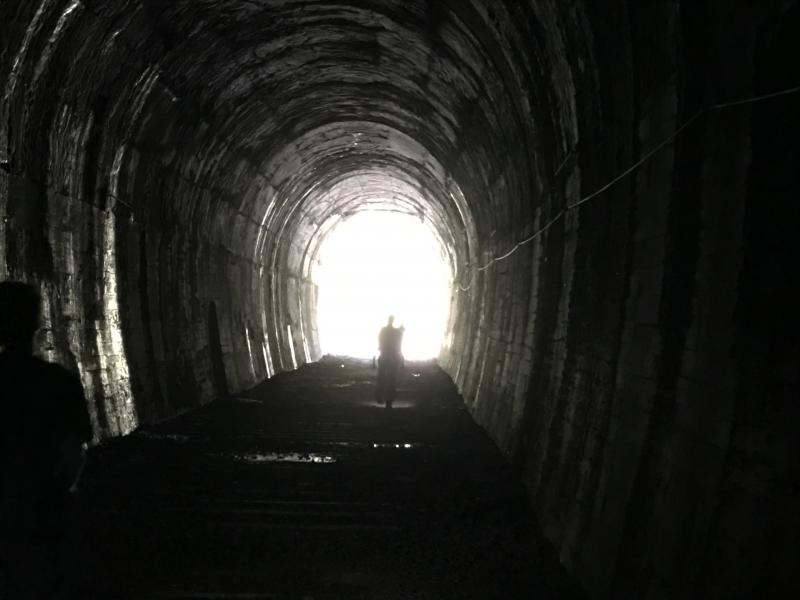 名塩・生瀬側のハイキング道入り口から最初のトンネル、北山第一トンネル。ライト必携！