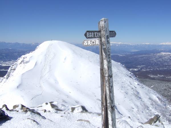 東天狗の山頂からの西天狗の眺め。西天狗が綺麗にはっきり見えます。