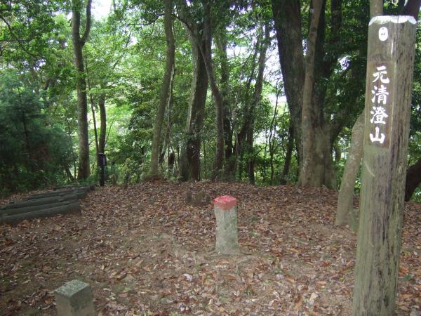 元清澄山山頂。静かな山頂です。正直眺めはよくないです。