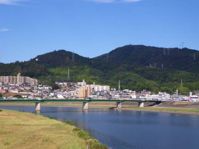 大田川放水路から見る三滝山