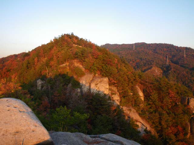 展望岩から高尾山を見る夕方の風景