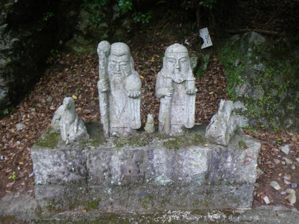 アプローチの県道には道祖神が