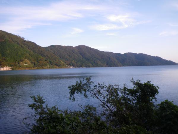 琵琶湖から賤ヶ岳を望む