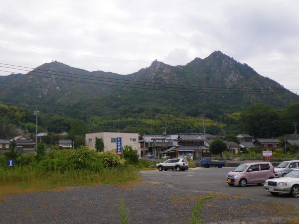 県道から見る安神山と鷲ヶ頭山