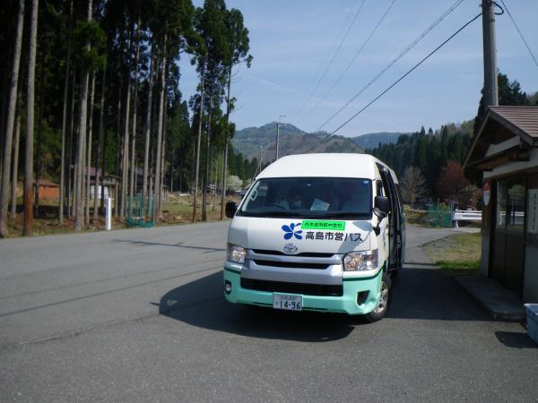 小入谷バス停と高島市営コミュニティーバス