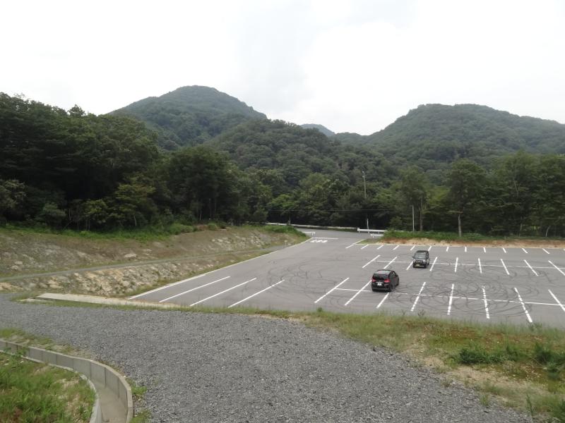 菰野富士駐車場から笠岳とネコ