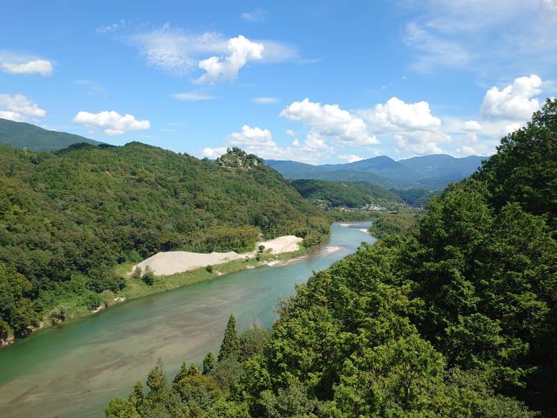 国道から見る苗木城跡