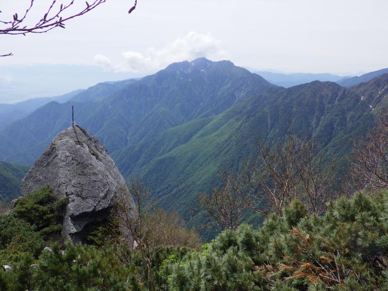 黒戸尾根烏帽子岩にある剣は現在、1本の珍しい光景