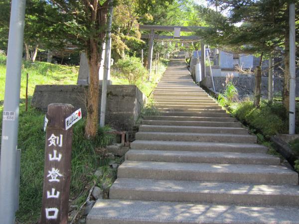 登山口　神社の階段から
