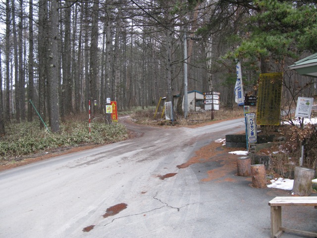 美濃戸口の林道入口。この日は雪はありませんでした