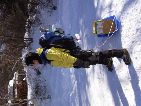 そりで我々の燃料を運ぶ