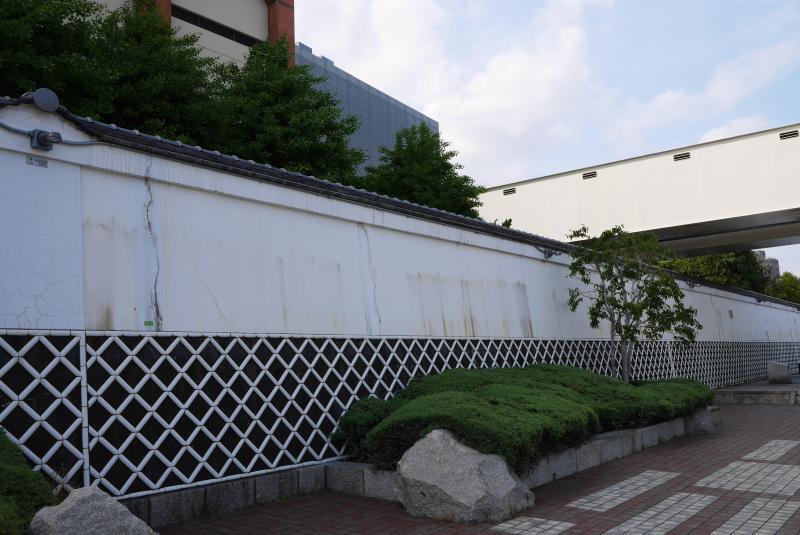 江戸時代に幕府の米蔵だった蔵前。壁が残されています。
