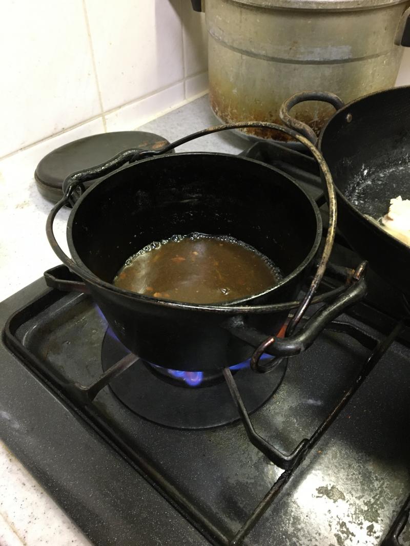 10分経ったら中身を皿に移して煮汁を煮詰めていきます。肉は火にかけすぎると硬くなるので要注意。
