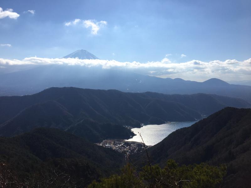 四ヶ岳に臨む富士山