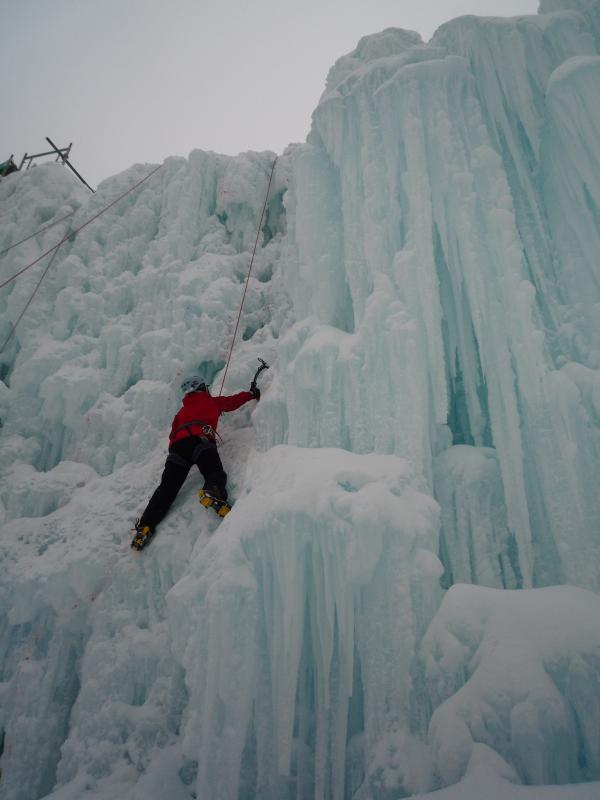 美しい氷瀑をアイスクライミング！