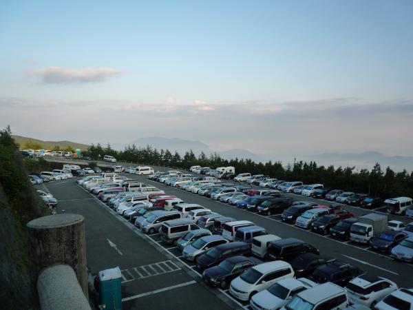 朝6時出発！　五合目の駐車場はご覧の通りたくさんの車です。　