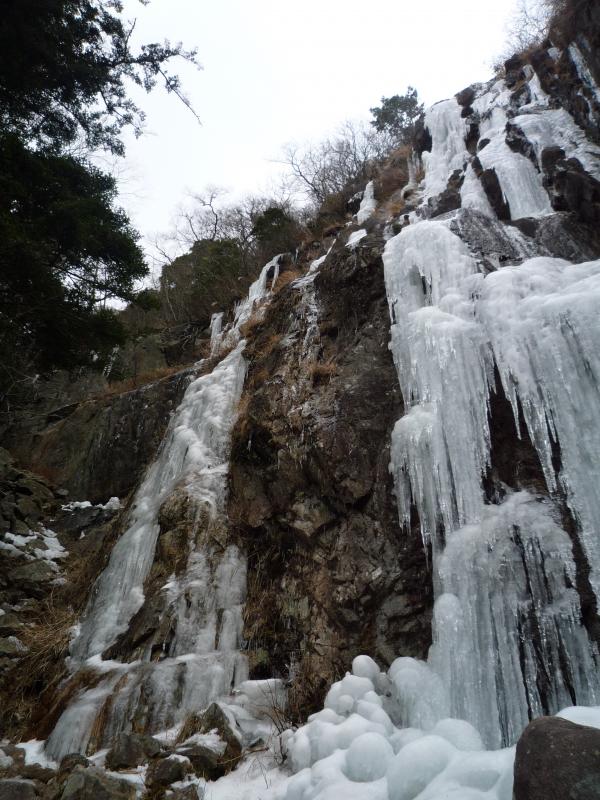 見事な氷瀑の難所ヶ滝！　登山学校参加の皆さんと目指します。