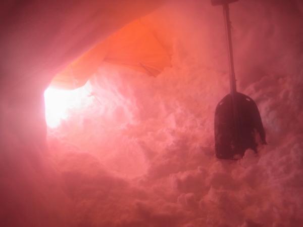 朝起きてびっくり。雪洞内に吹き込んだ雪。。