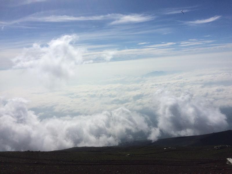 雲が沸き立つ真横に自分がいる。富士山てそんな場所。