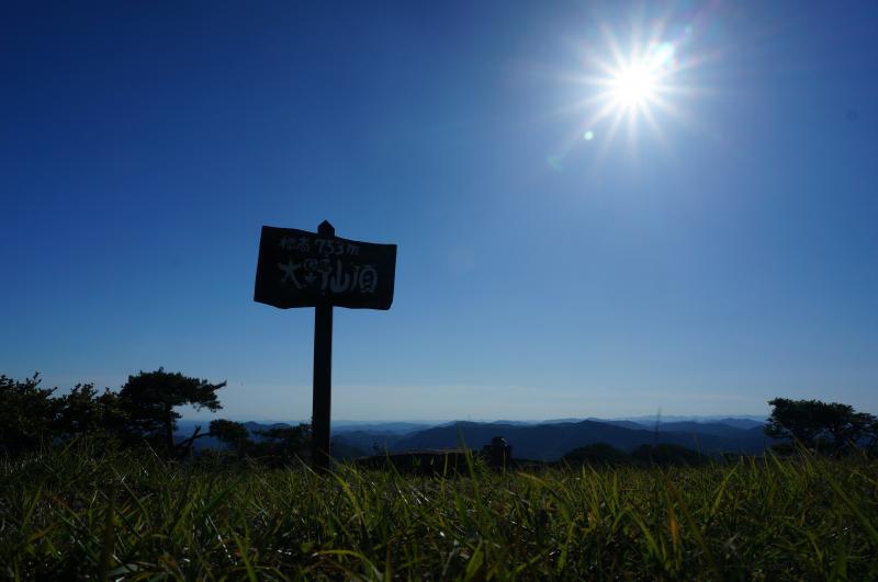 大野山山頂からスタートです。暑い…。