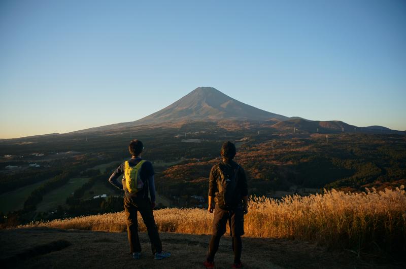 夕陽を浴びる富士山を眺める九州男児二人