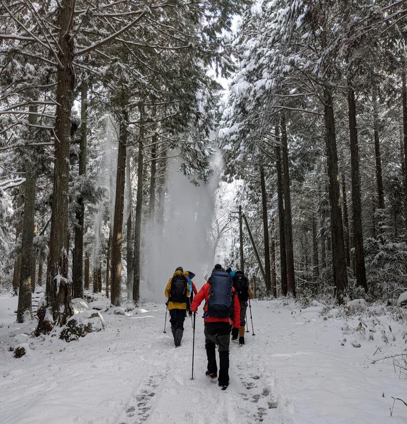 上からの落雪に注意！