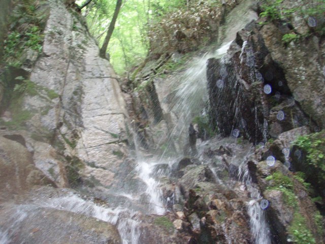 ルンゼ状になって右から滝が落ちる。