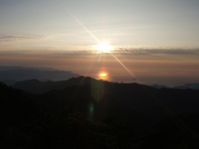 5時半起でちょっと出すぎた日の出を見ました。熊野灘も良く見えます。