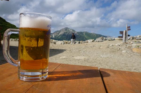 鷲羽岳を眺めながらの生ビール