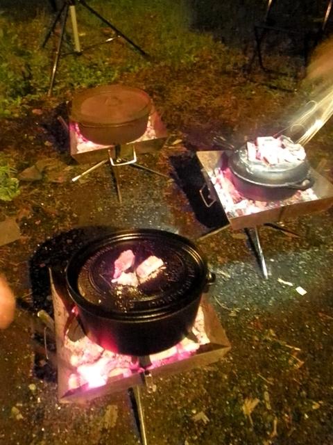焚き火台にダッチオーブン♪　美味しいご飯を作ってくれる魔法のお鍋です☆