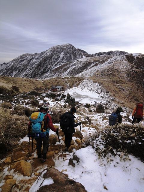 扇ヶ鼻分岐を過ぎて、久住分れ避難小屋手前。