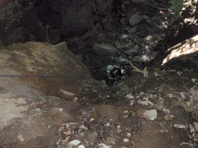 入渓地点の道から、懸垂下降で川へおります。１０メートルほどを降りました。