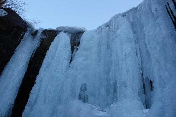仙酔峡登山口にできている大きな氷柱。ここだけを撮影に来ている人もたくさんいます。今年は特によく凍ってます。さて、出発です。