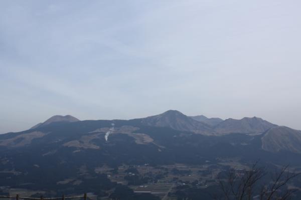 俵山峠登山口です。阿蘇五岳の山を見ることができます。