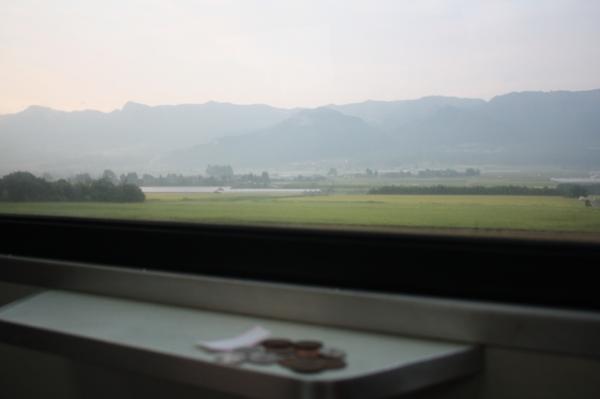 今日は、電車で出発！車窓から本日挑戦する山々が見えてわくわくします。