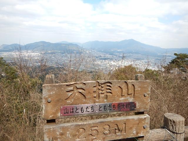 山頂からは、太宰府、筑紫野市街がよく見えます。