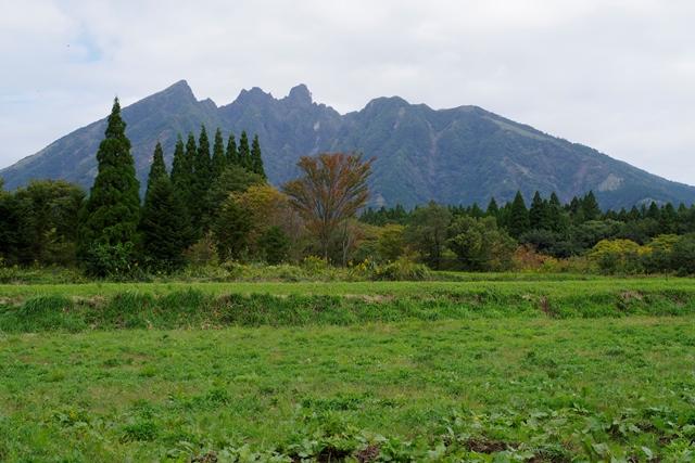 形がごつごつしてカッコイイ根子岳へ。