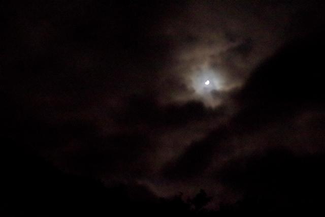 月食を楽しみながら歩く。雲に隠れたり出たり。
