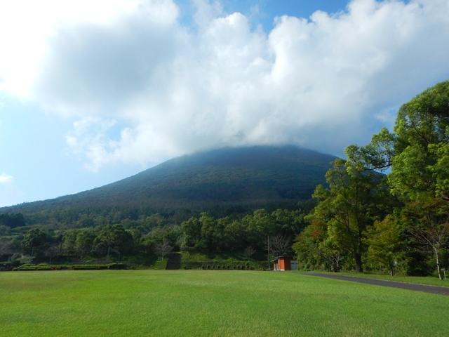 開聞岳の山頂はまだ見えていません。薩摩富士と言われるだけあってきれいな円錐形です。